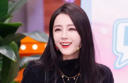 迪丽热巴开玩笑说“自己的高度近视买一送一”，陈飞宇：你看清过我吗？