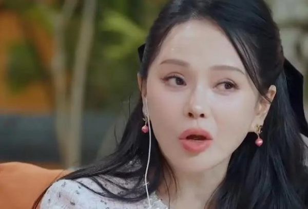 伊能静自曝送恩利上幼儿园陪读了15天，童年曾有被母亲丢在路边的经历 