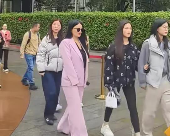 李湘风波后现身韶山，肉眼可见瘦了许多，王诗龄随行气质出众