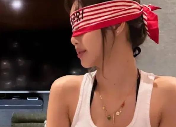 顶级女团成员独特生日照引关注，有网友直呼“太时髦了” 