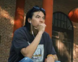 演员宋宁峰发长文回应出轨，向张婉婷、女儿以及Q女士道歉，并宣布无限期暂停所有演艺工作 