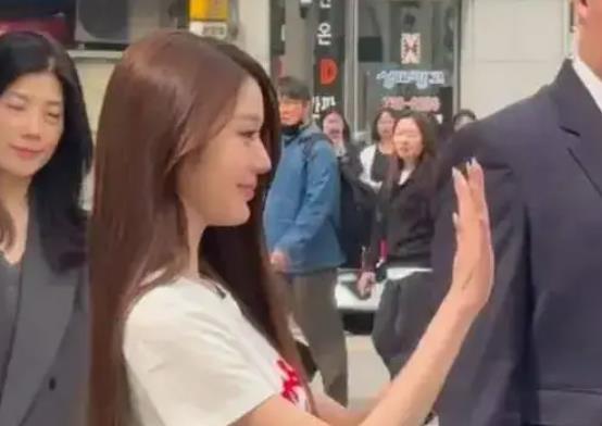 顶级女爱豆的下巴不太一样了？网友争论是否动了！ 