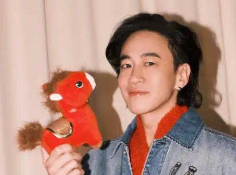 何润东16年前上相亲节目被灭7盏灯，女嘉宾直言“不喜欢他的厚嘴唇” 