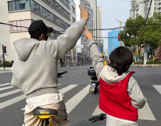 黄晓明晒和9岁儿子春日骑行照，网友提醒：未满12周岁不得骑自行车上路 