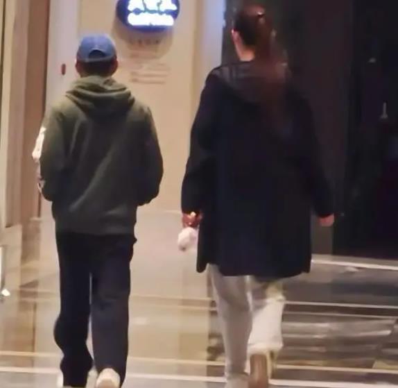 王宝强和女友开大G现身青岛，冯清本人又高又瘦，两人身高差吸睛 