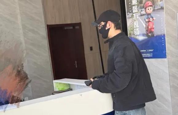 黄晓明现身交警队认罚！独自办理态度端正，全程低调到认不出 