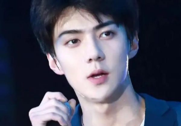 韩国男团EXO成员吴世勋减重十斤，颜值回春 