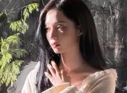 知名女团成员的整容后遗症？ 