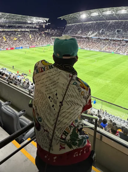 权志龙和大声现身孙兴慜比赛…VIP席被捕捉